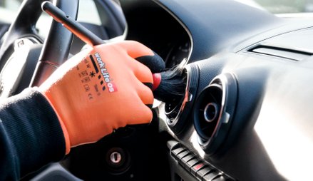 Vi Rengører din bil i alle kanter og kroge og desinficere med damp